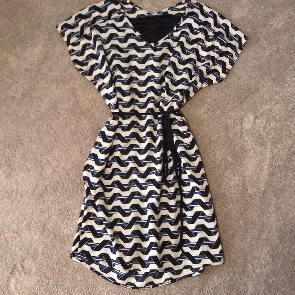 Mid length dress with adjustable tie